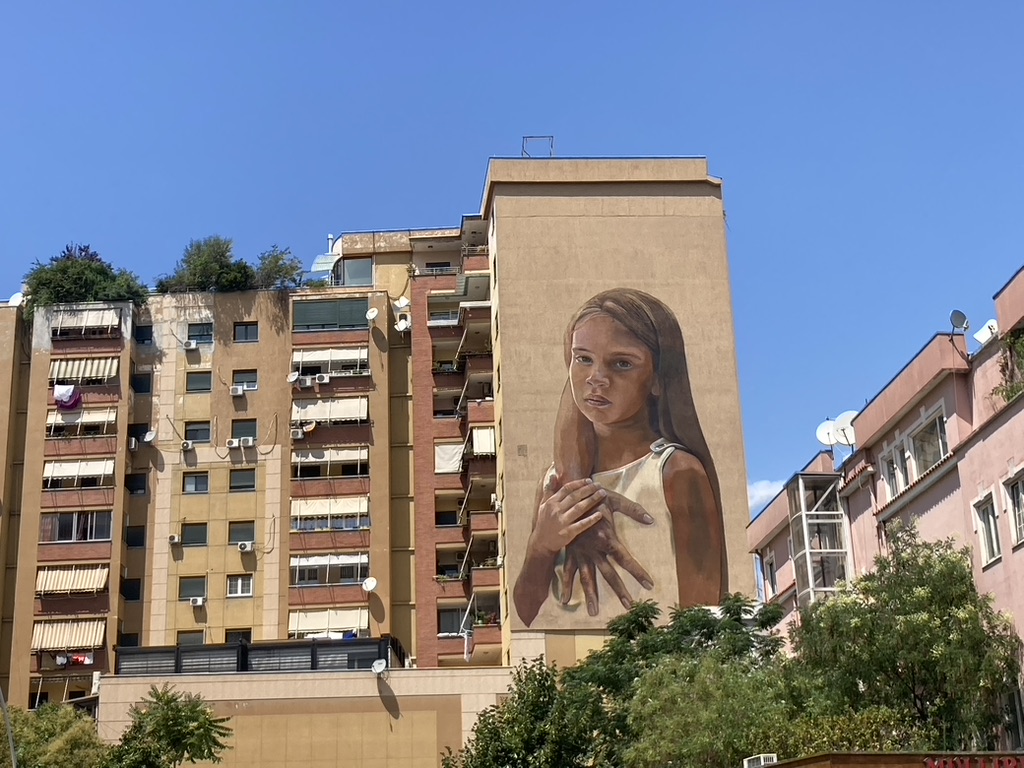 muurschildering in Tirana