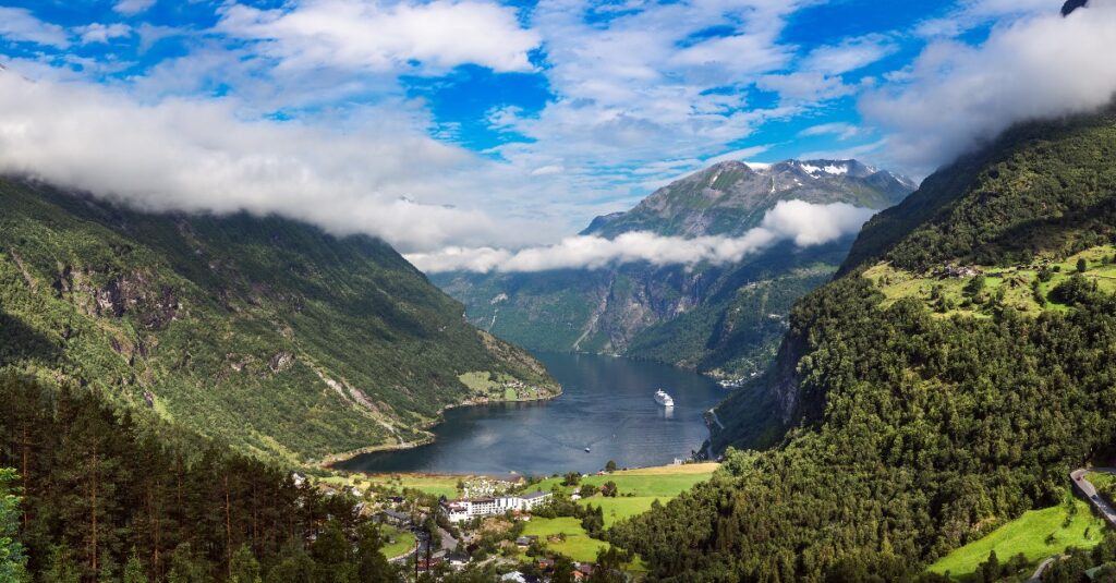 Fietsen in Noorwegen uitzicht op een fjord