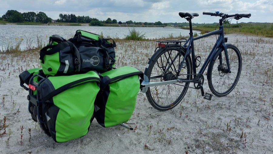 Fietskar met bagage op het strand