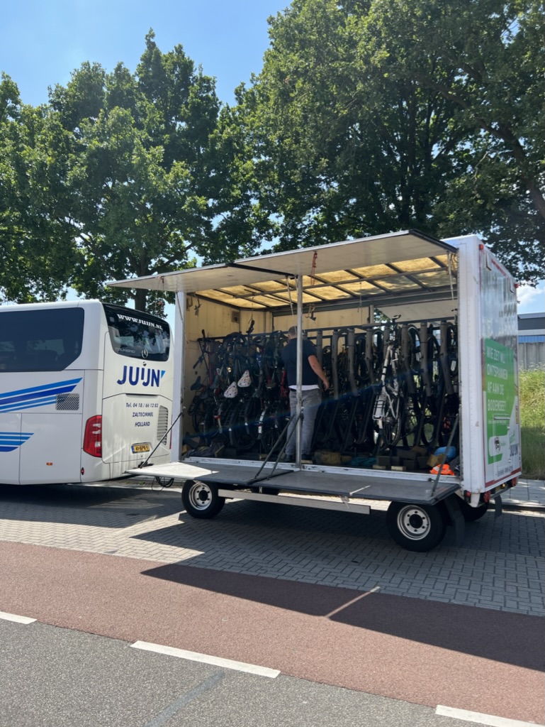 Cycletours fietsbus met aanhanger